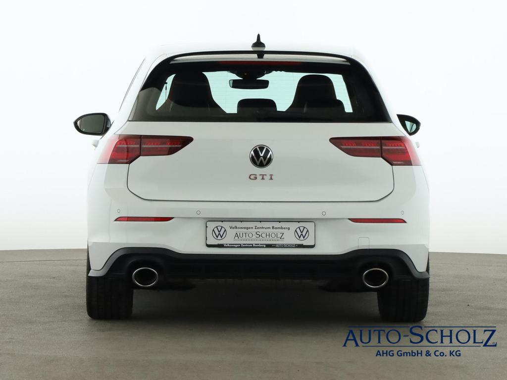 Volkswagen Golf 2023 г. Белый, пробег 32600 км