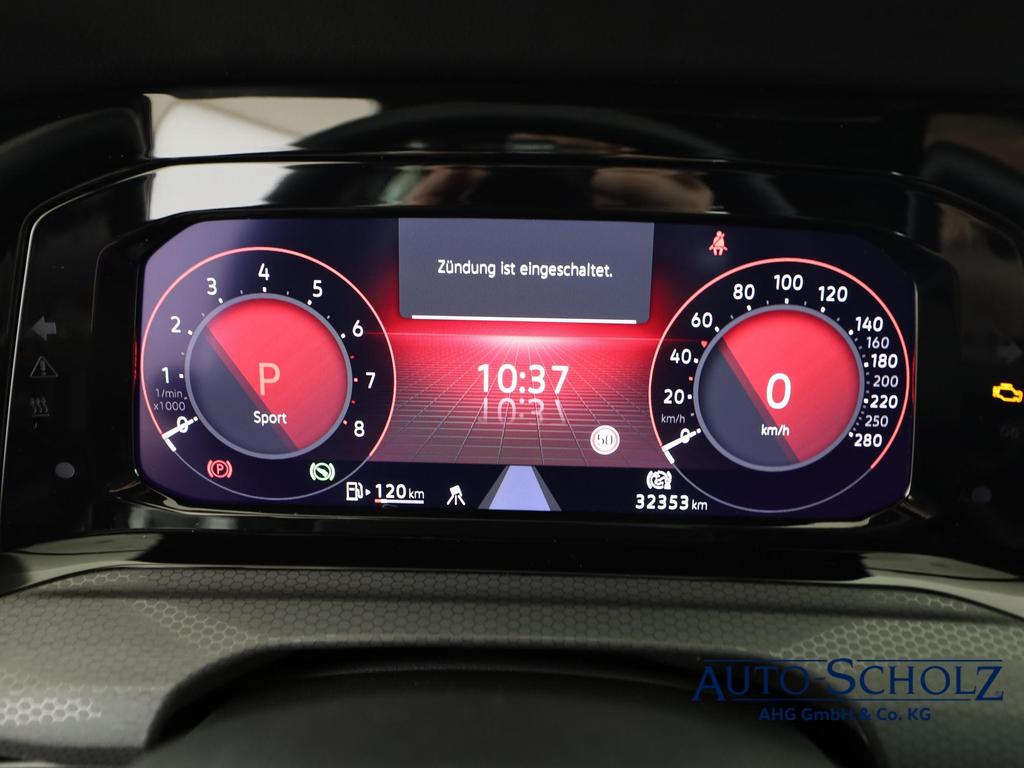 Volkswagen Golf 2023 г. Белый, пробег 32600 км