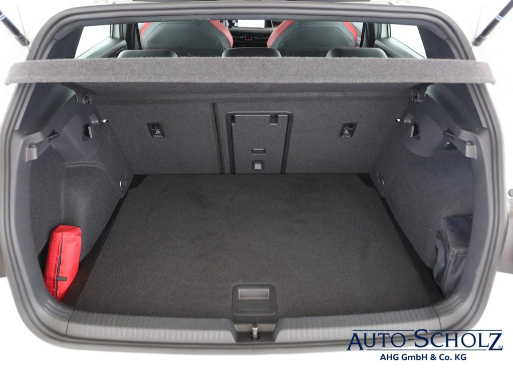 Volkswagen Golf 2023 г. Белый, пробег 32600 км