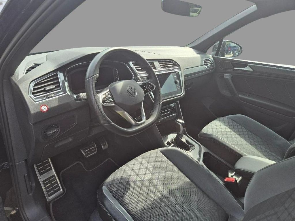 Volkswagen Tiguan 2022 г. Чёрный, пробег 42130 км