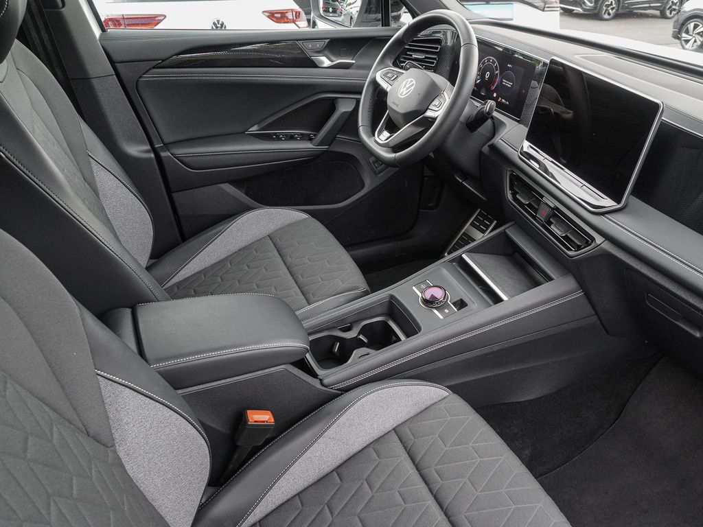 Volkswagen Tiguan 2025 г. Белый, пробег 25676 км