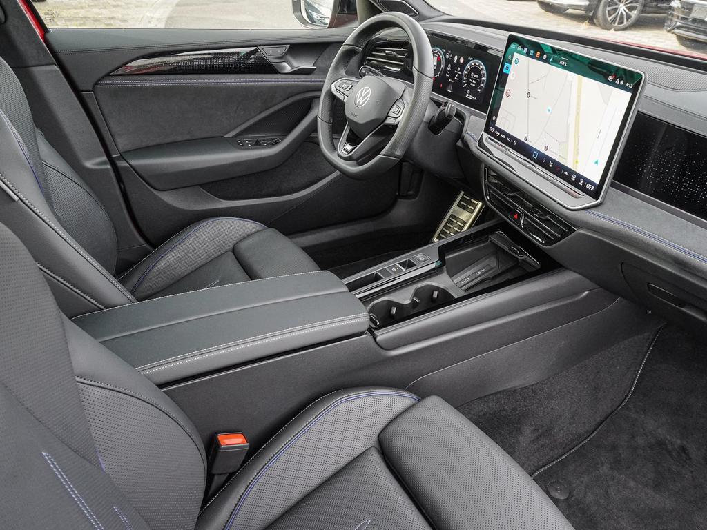 Volkswagen Passat 2025 г. Красный, пробег 19915 км