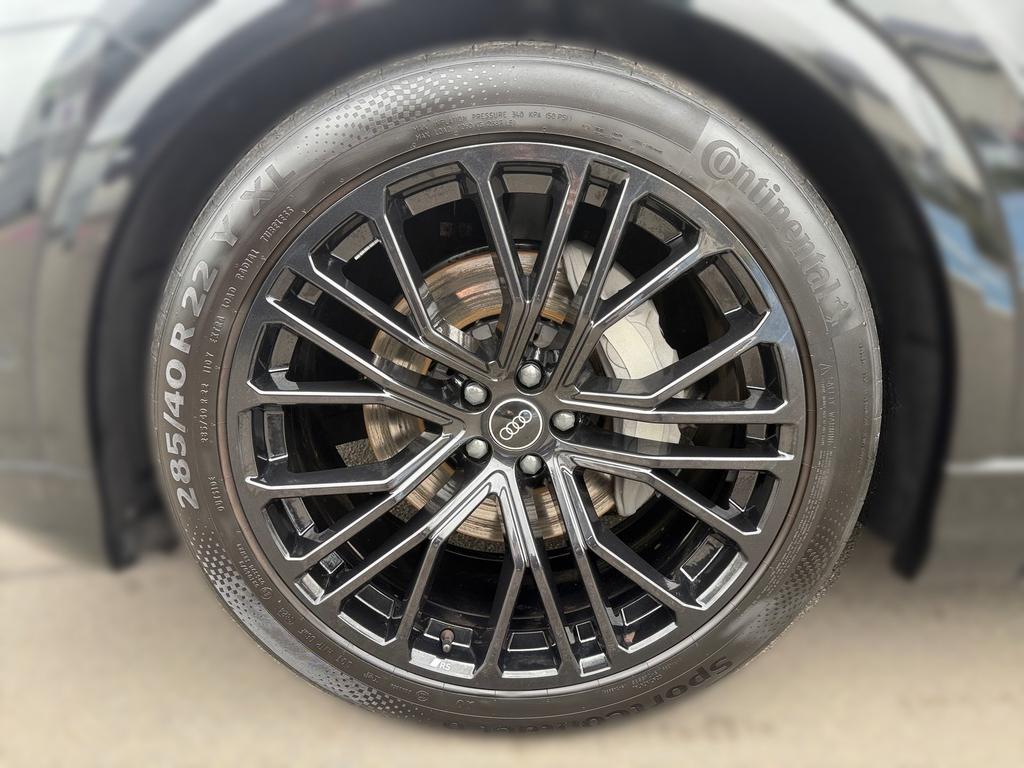Audi Q8 2025 г. Чёрный, пробег 23718 км