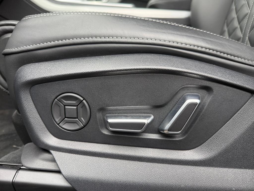 Audi Q8 2025 г. Чёрный, пробег 23718 км