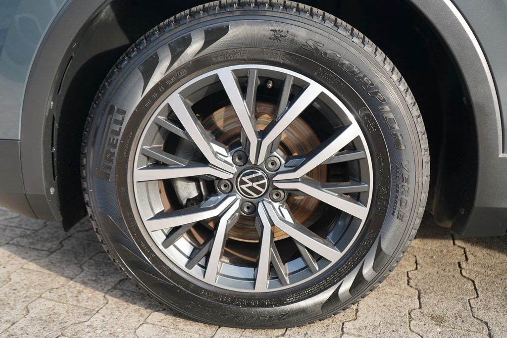 Volkswagen Tiguan 2023 г. Серый, пробег 53471 км
