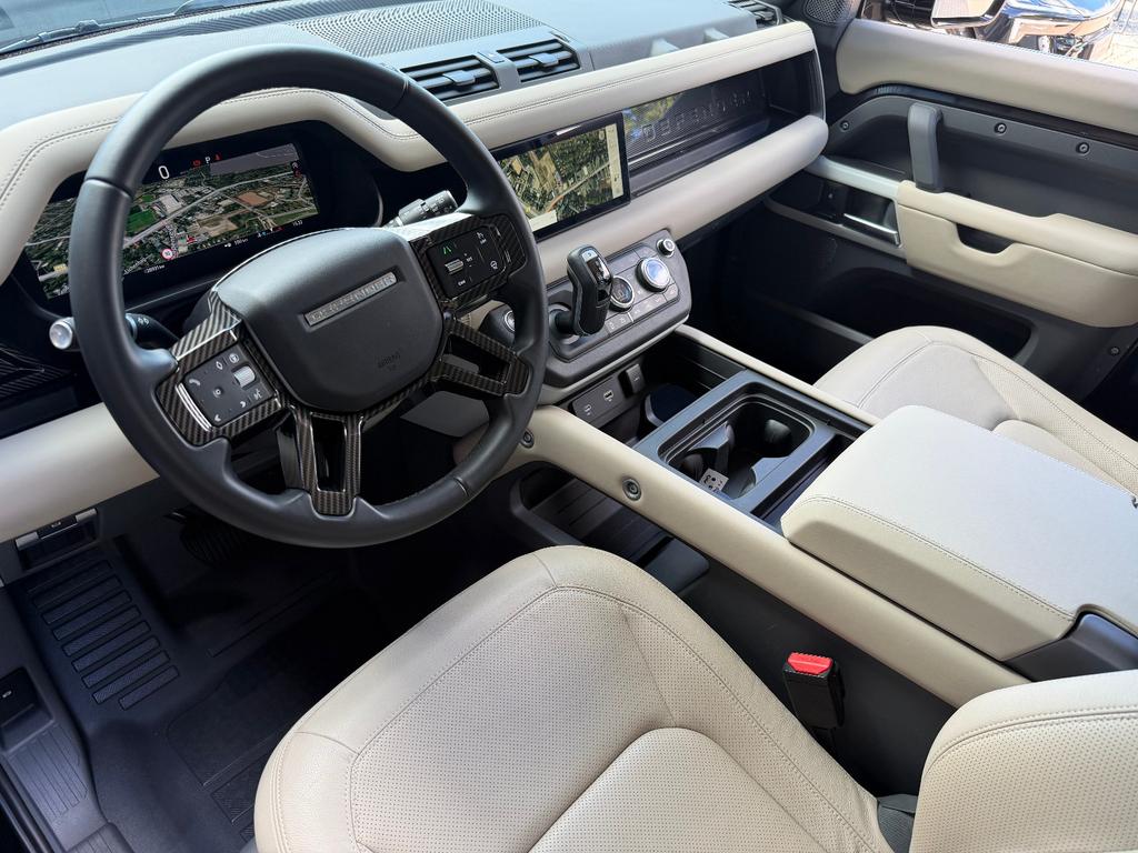 Land Rover Defender 2023 г. Чёрный, пробег 26930 км