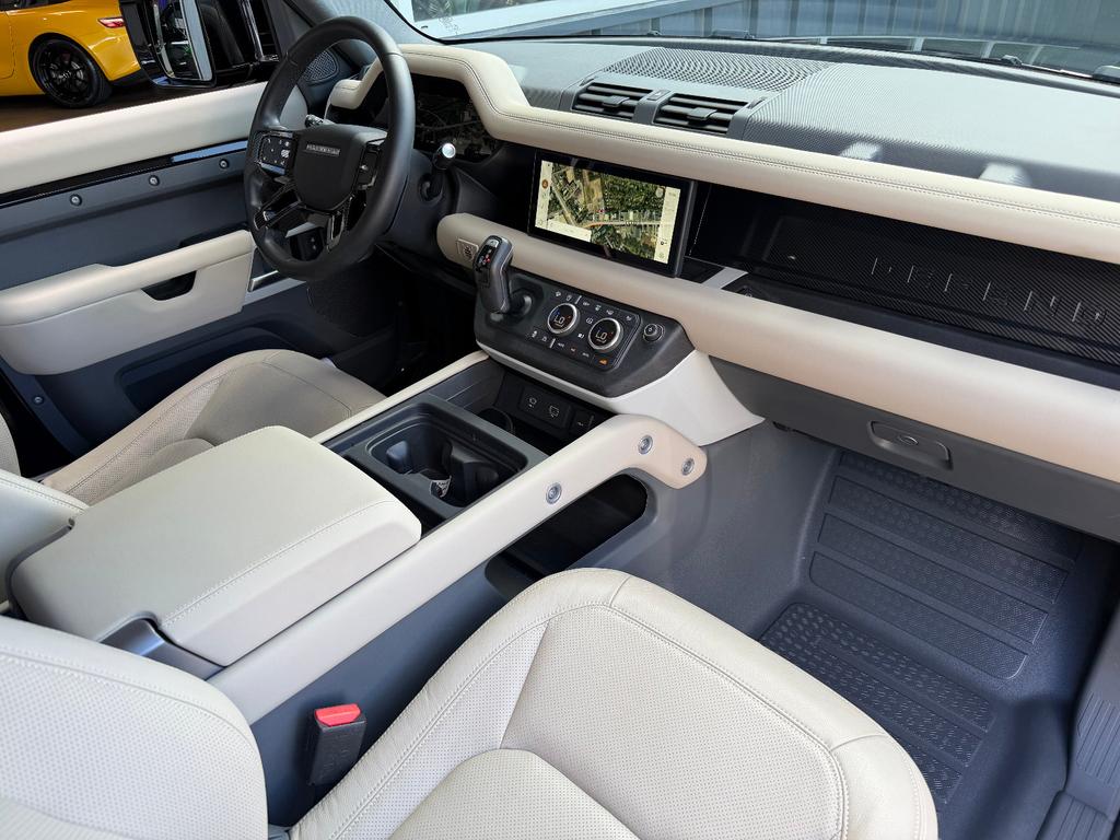 Land Rover Defender 2023 г. Чёрный, пробег 26930 км