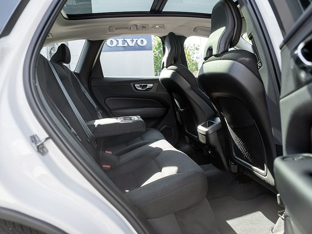 Volvo XC60 2022 г. Белый, пробег 41400 км