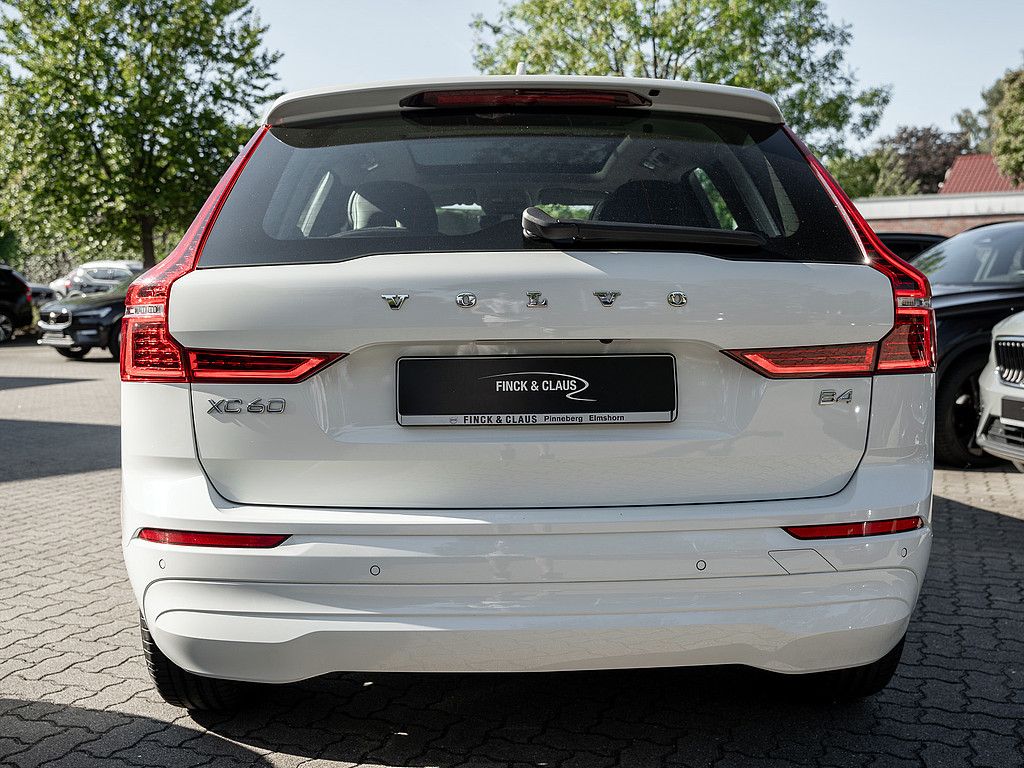 Volvo XC60 2022 г. Белый, пробег 40000 км