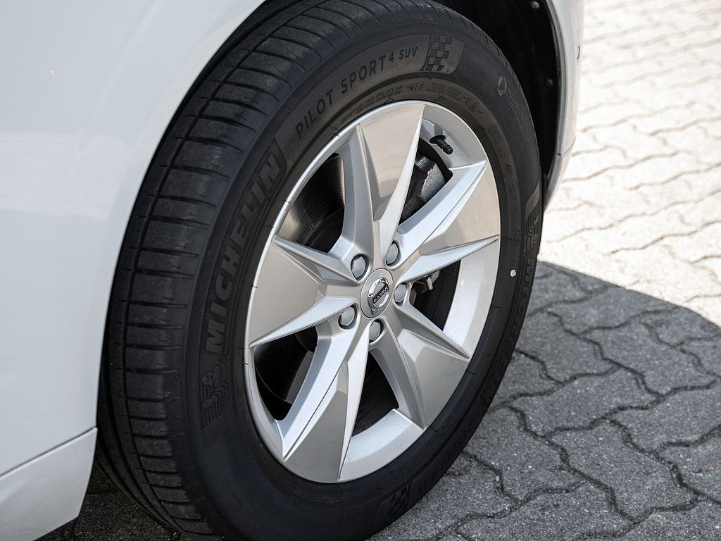 Volvo XC60 2022 г. Белый, пробег 40000 км