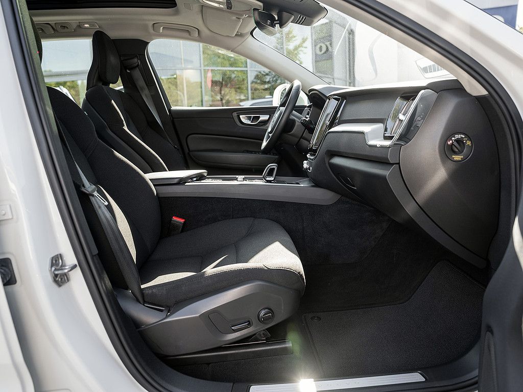 Volvo XC60 2022 г. Белый, пробег 40000 км