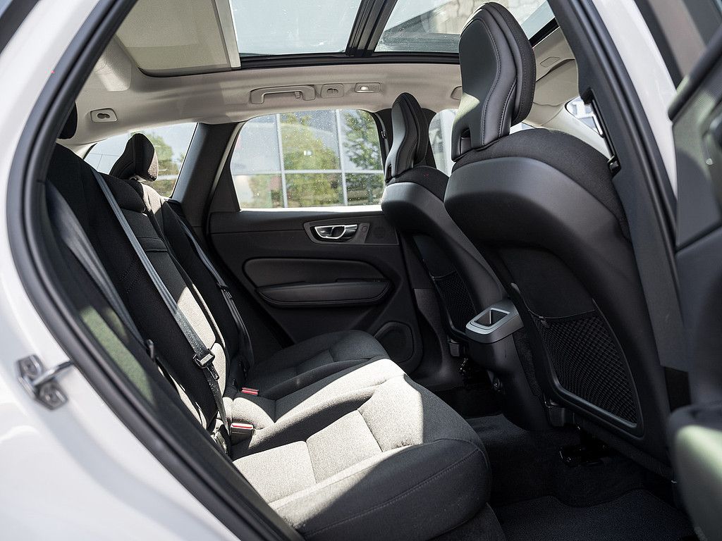 Volvo XC60 2022 г. Белый, пробег 40000 км