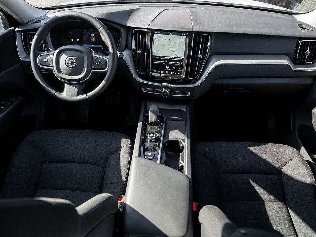 Volvo XC60 2022 г. Белый, пробег 40000 км
