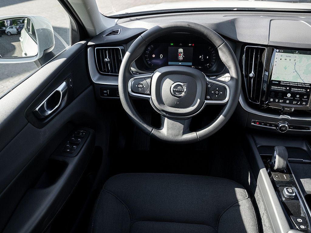Volvo XC60 2022 г. Белый, пробег 40000 км
