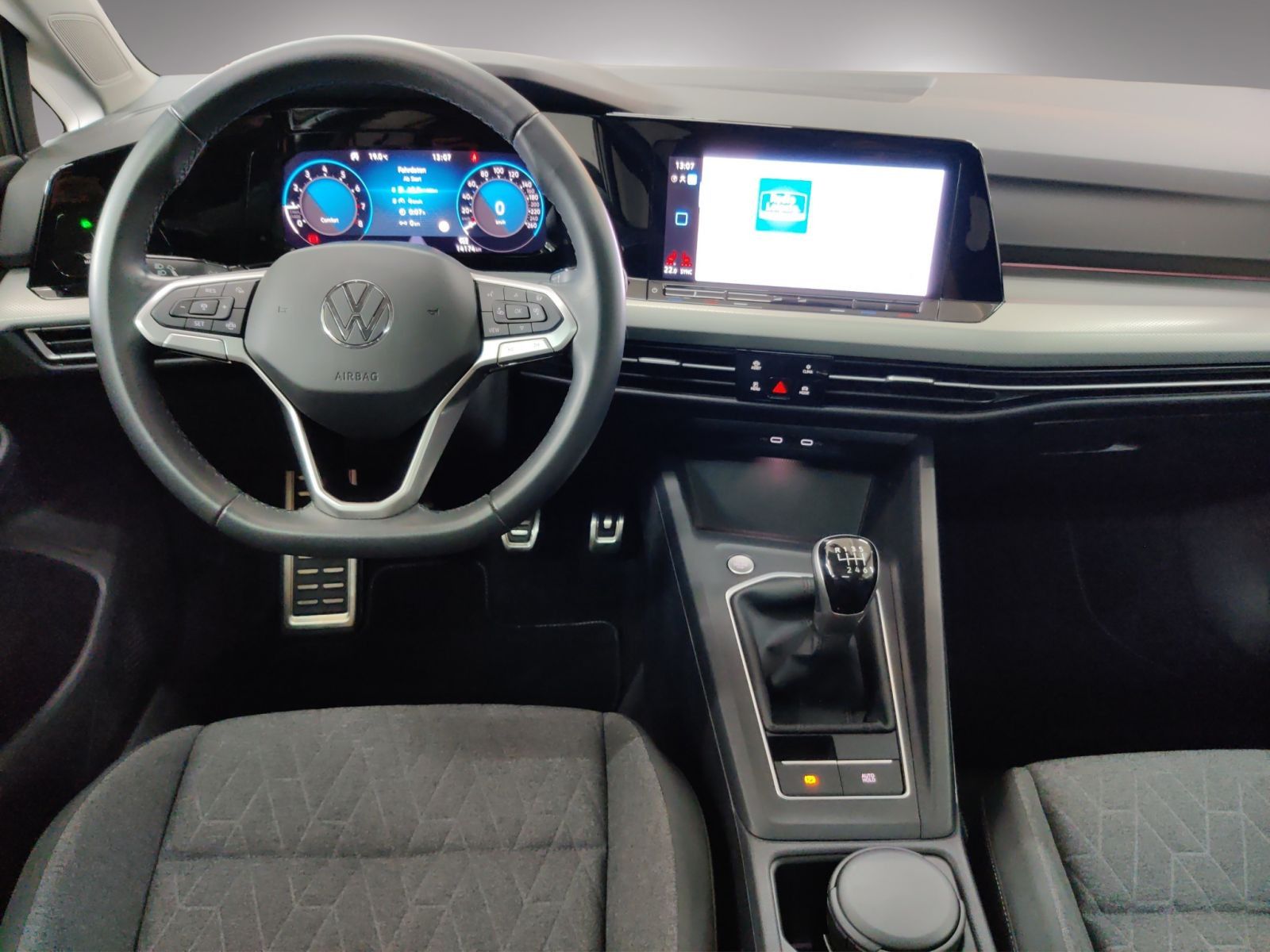 Volkswagen Golf 2024 г. Бежевый, пробег 25140 км
