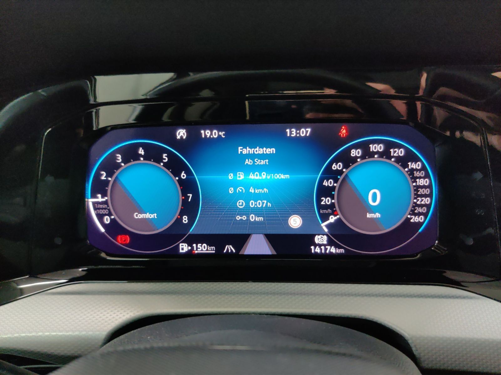 Volkswagen Golf 2024 г. Бежевый, пробег 25140 км