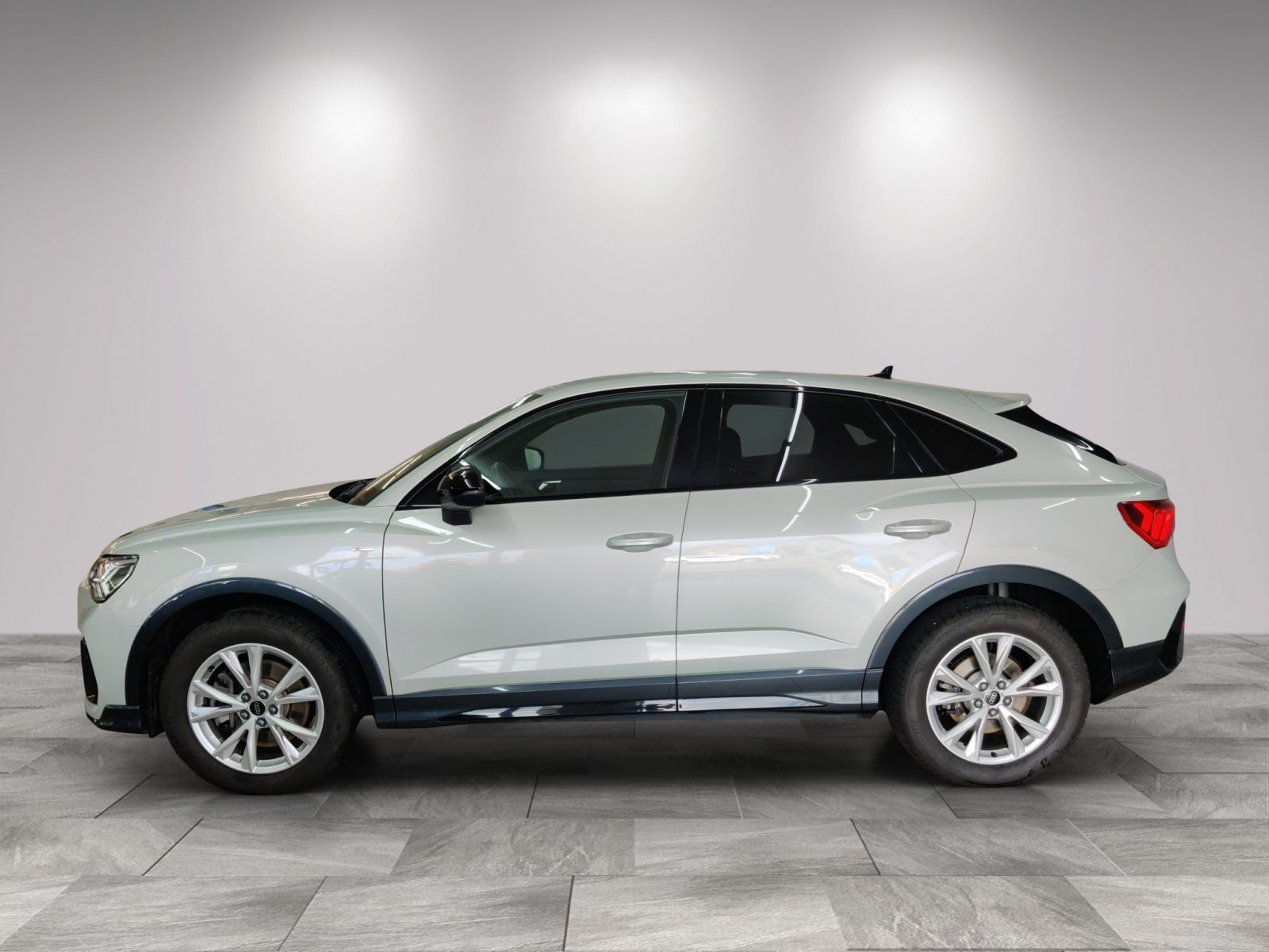 Audi Q3 2024 г. Серебристый, пробег 20130 км