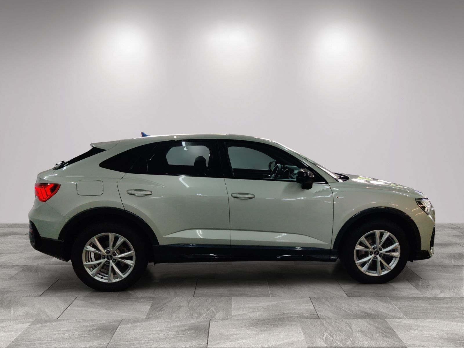 Audi Q3 2024 г. Серебристый, пробег 20130 км