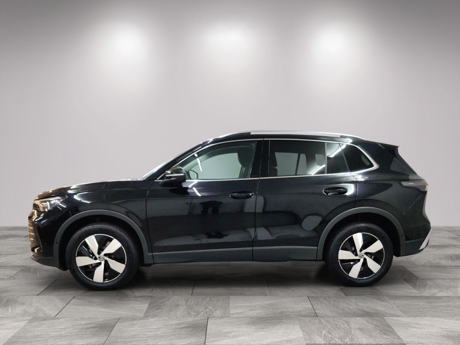 Volkswagen Tiguan 2025 г. Чёрный, пробег 21090 км
