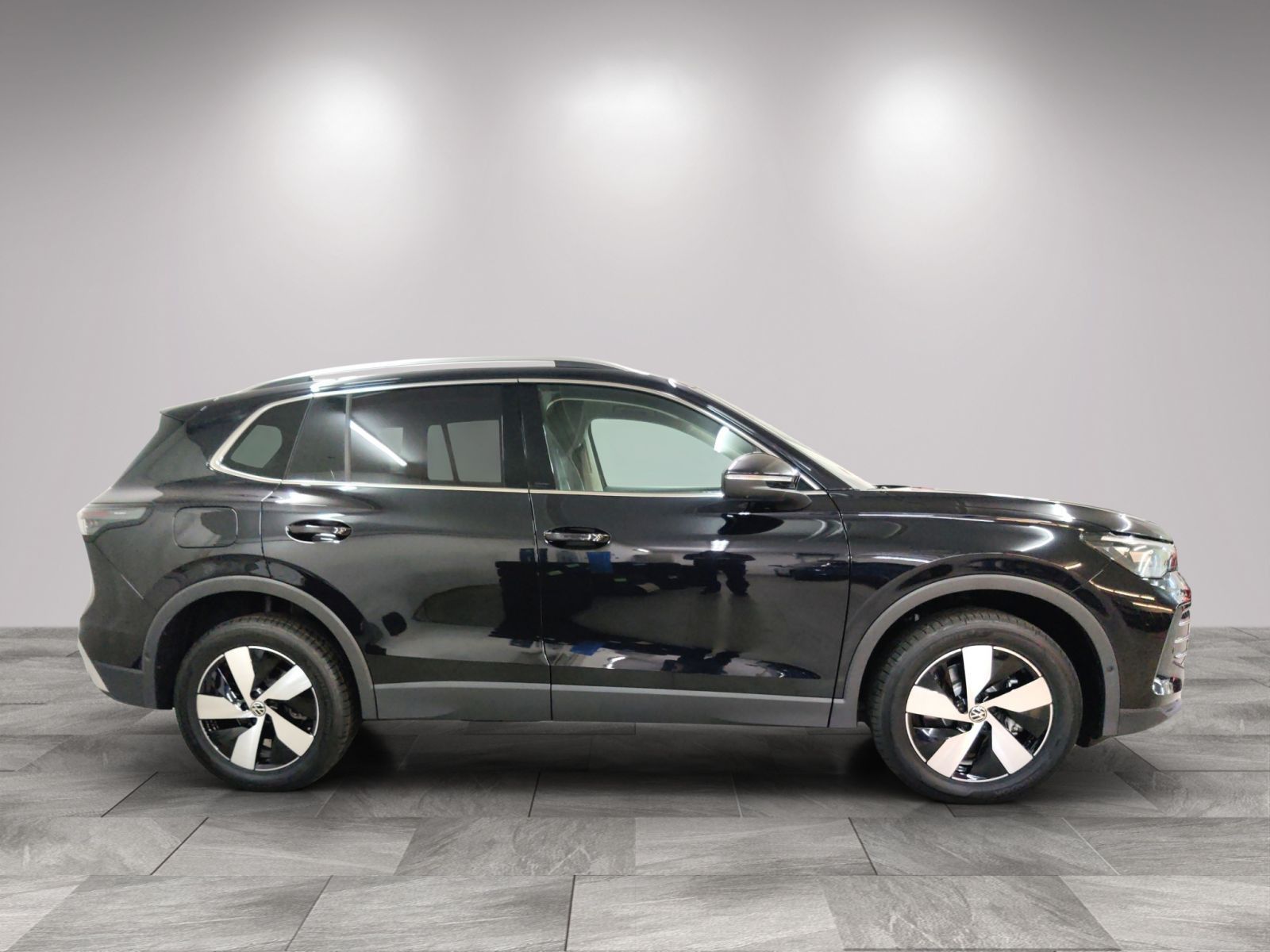 Volkswagen Tiguan 2025 г. Чёрный, пробег 21090 км