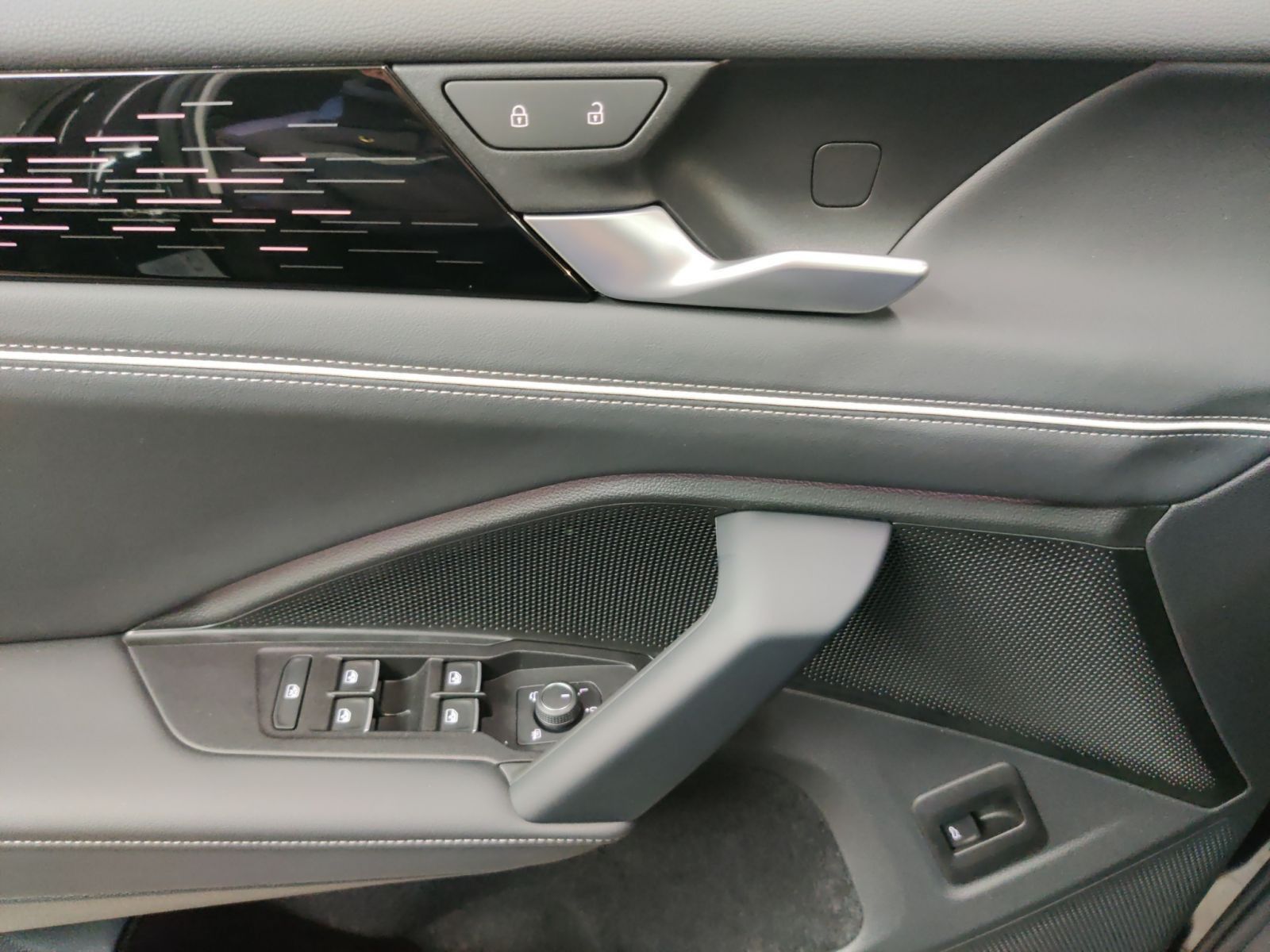 Volkswagen Tiguan 2025 г. Чёрный, пробег 21090 км