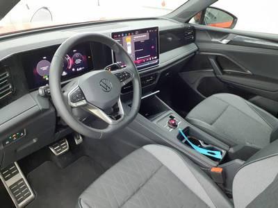 Volkswagen Tiguan 2025 г. Красный, пробег 23500 км