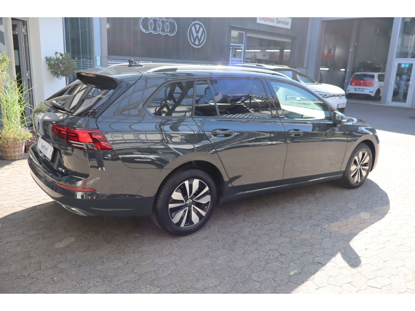 Volkswagen Golf 2024 г. Серый, пробег 13500 км