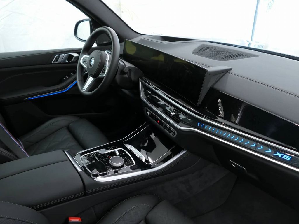 BMW X5 2025 г. Чёрный, пробег 28600 км