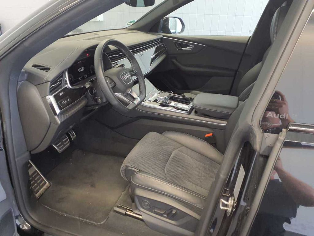 Audi Q8 2024 г. Чёрный, пробег 39400 км