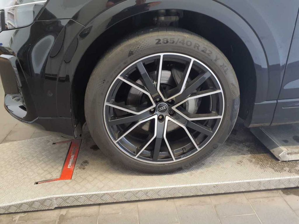 Audi Q8 2024 г. Чёрный, пробег 39400 км