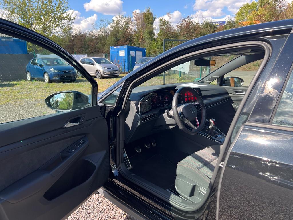 Volkswagen Golf 2024 г. Чёрный, пробег 43500 км