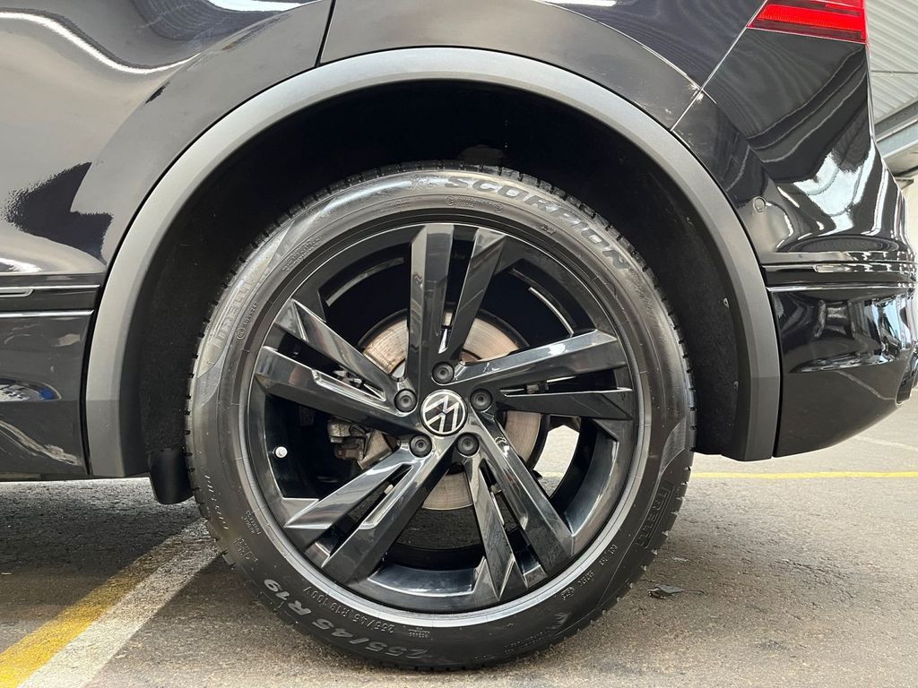 Volkswagen Tiguan 2023 г. Чёрный, пробег 45742 км