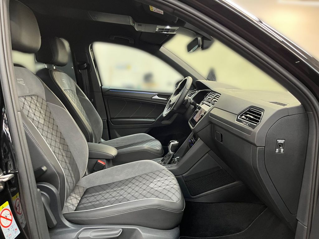 Volkswagen Tiguan 2023 г. Чёрный, пробег 45742 км