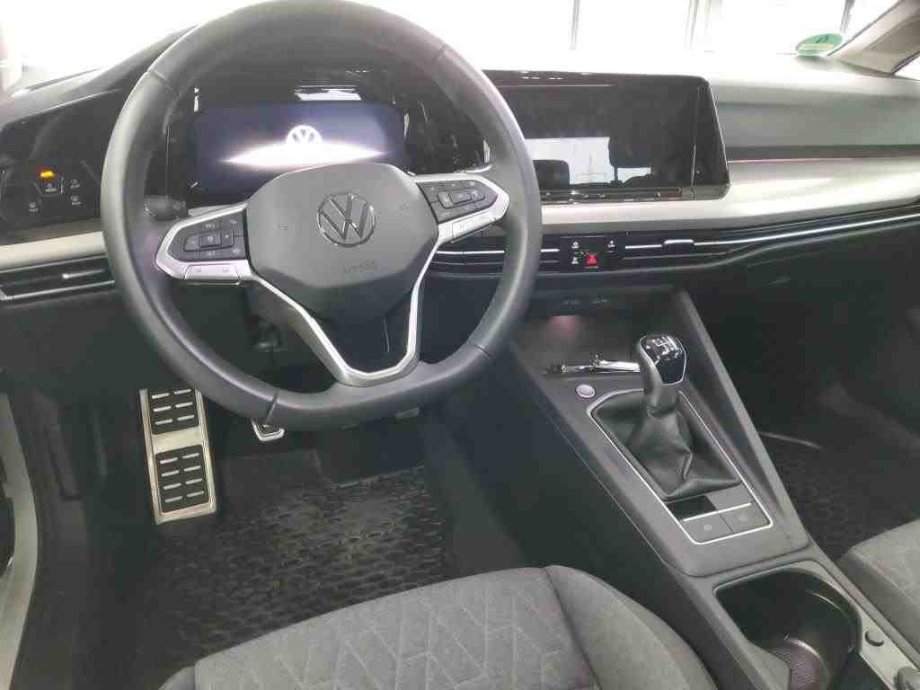 Volkswagen Golf 2024 г. Белый, пробег 23510 км