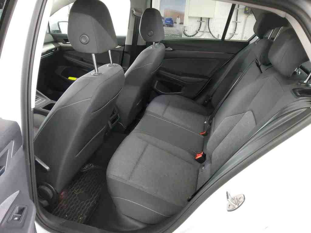 Volkswagen Golf 2024 г. Белый, пробег 23510 км