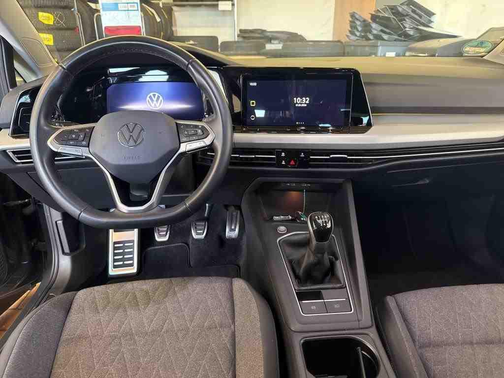 Volkswagen Golf 2024 г. Серый, пробег 17630 км