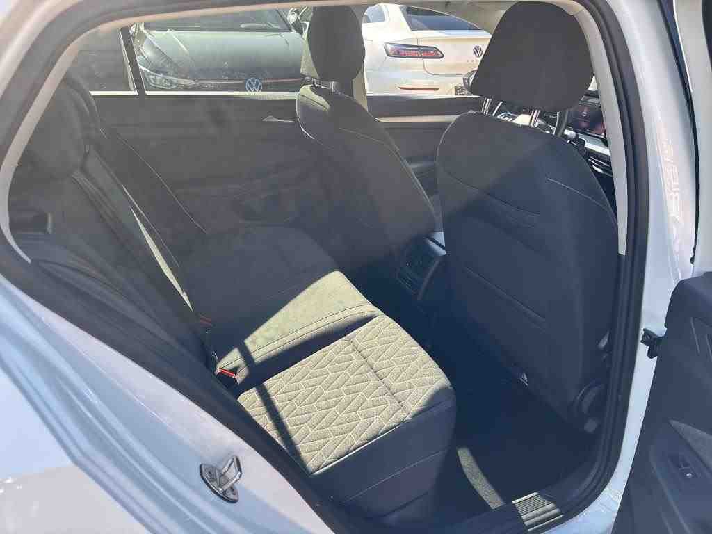 Volkswagen Golf 2024 г. Белый, пробег 38510 км