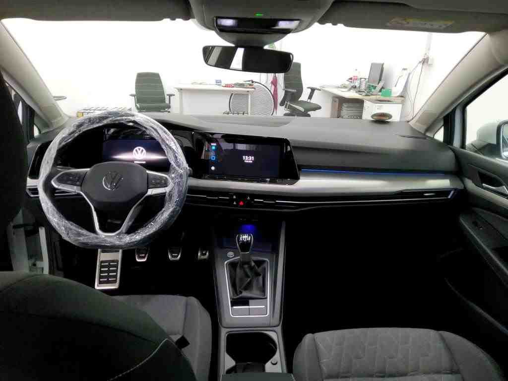 Volkswagen Golf 2024 г. Белый, пробег 15720 км