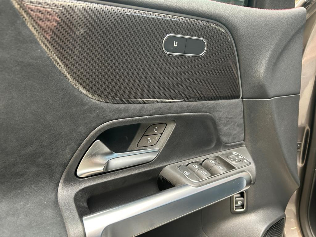 Mercedes-Benz GLB 220 2026 г. Серый, пробег 8000 км
