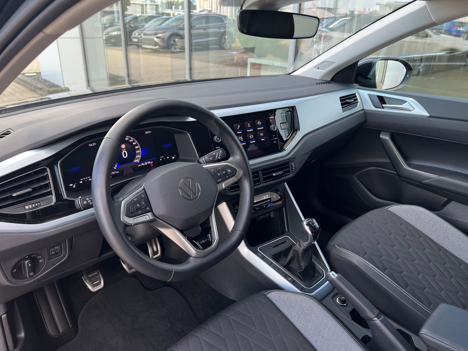 Volkswagen Taigo 2024 г. Чёрный, пробег 20748 км