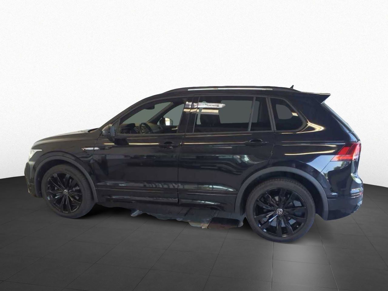 Volkswagen Tiguan 2023 г. Чёрный, пробег 33452 км
