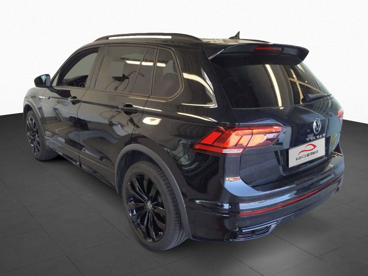Volkswagen Tiguan 2023 г. Чёрный, пробег 33452 км