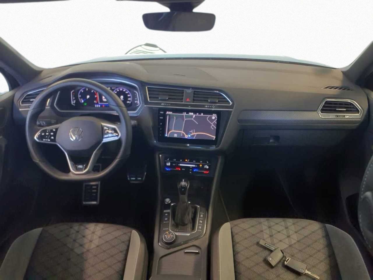 Volkswagen Tiguan 2023 г. Чёрный, пробег 33452 км