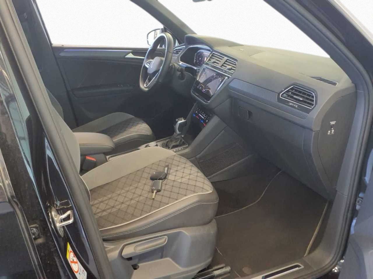 Volkswagen Tiguan 2023 г. Чёрный, пробег 33452 км