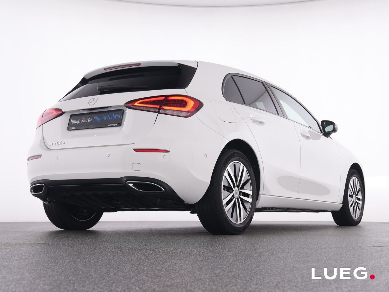 Mercedes-Benz A 250 2022 г. Белый, пробег 33888 км