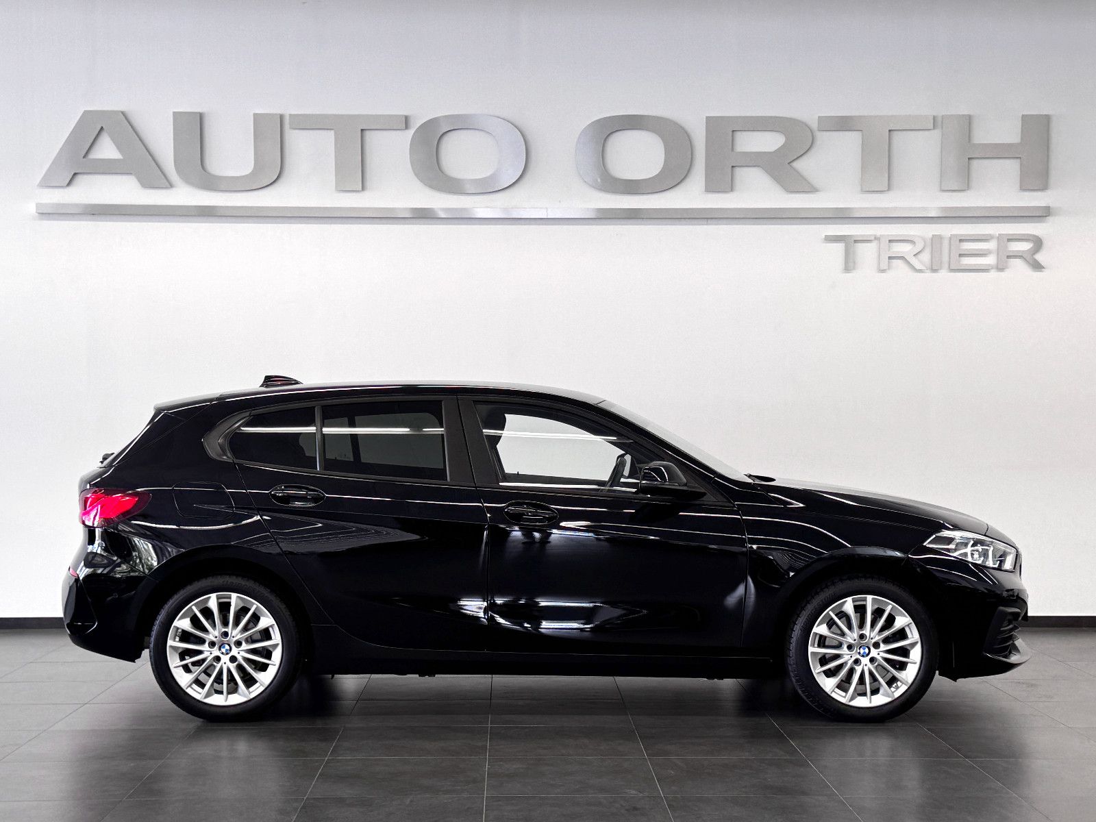 BMW 118 2024 г. Чёрный, пробег 37000 км