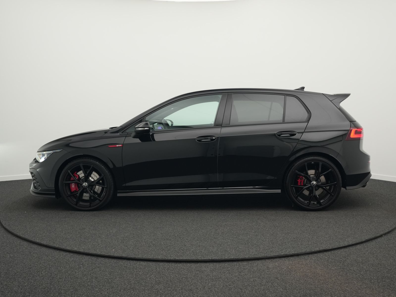 Volkswagen Golf 2024 г. Чёрный, пробег 17100 км