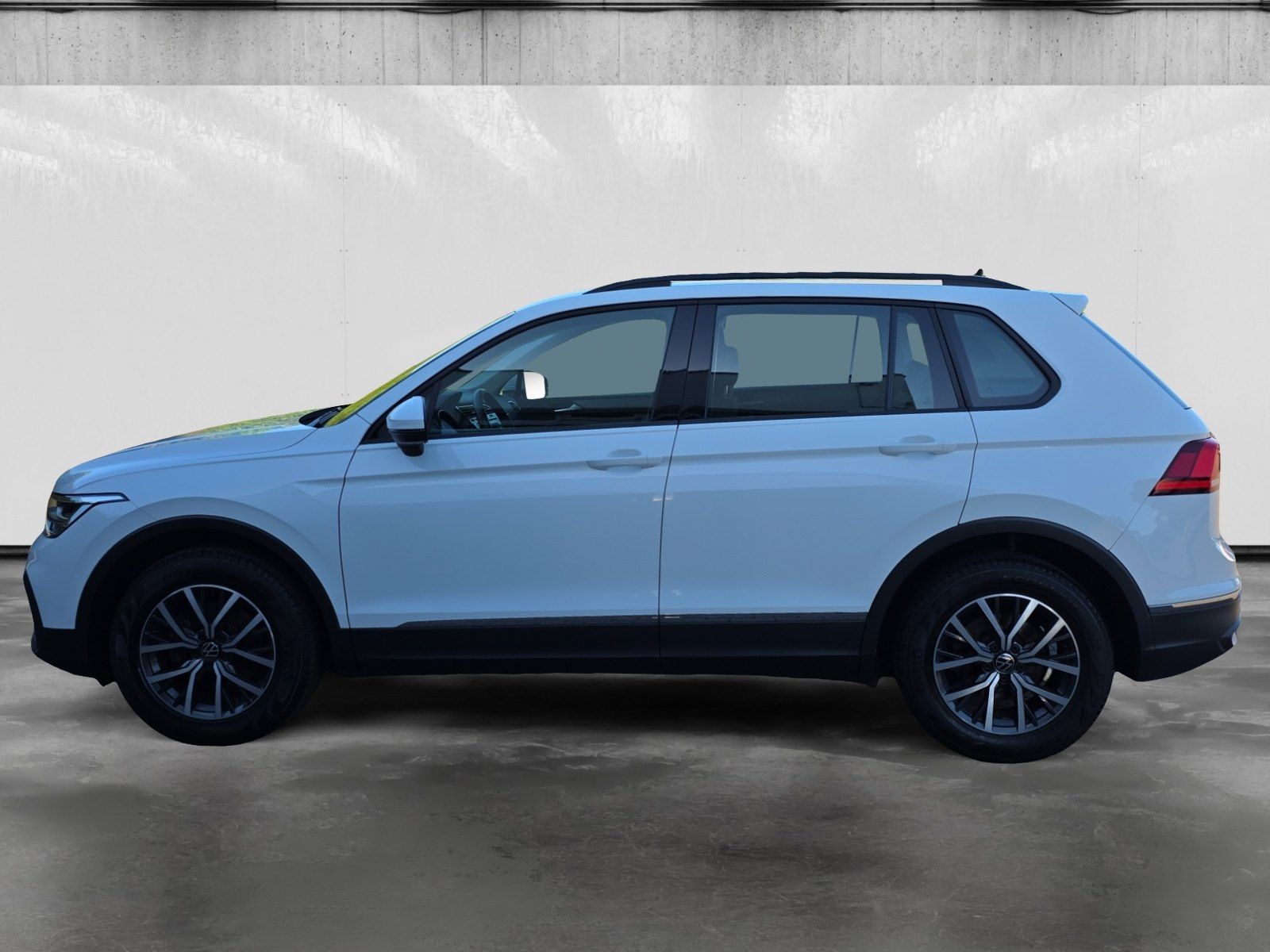Volkswagen Tiguan 2023 г. Белый, пробег 50745 км