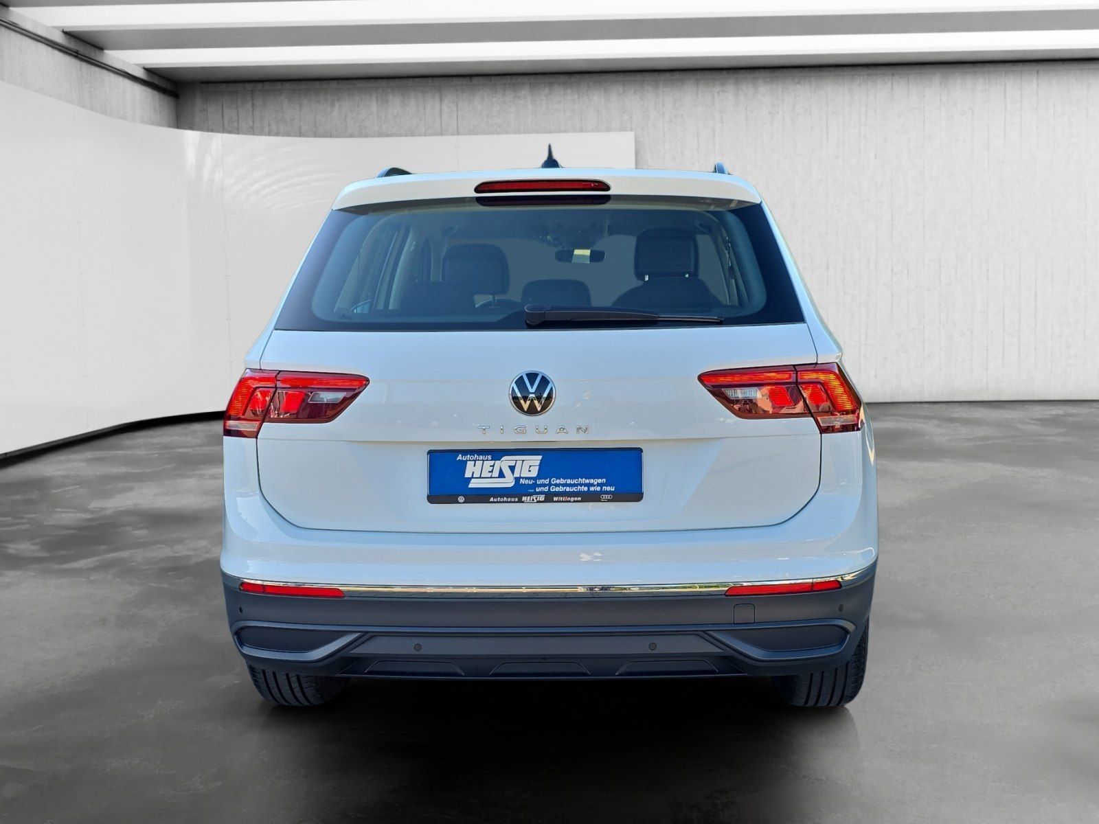 Volkswagen Tiguan 2023 г. Белый, пробег 50745 км