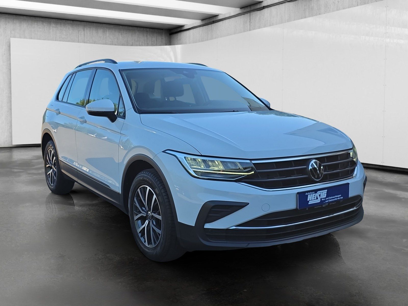Volkswagen Tiguan 2023 г. Белый, пробег 50745 км
